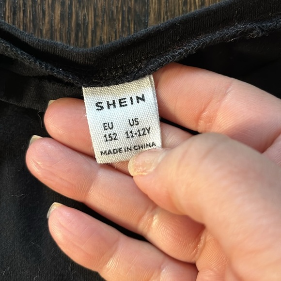 FREE with any purchase! SHEIN kids top with butterfly - Picture 2 of 3